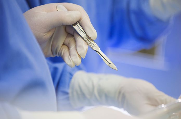 surgeon holding scalpel